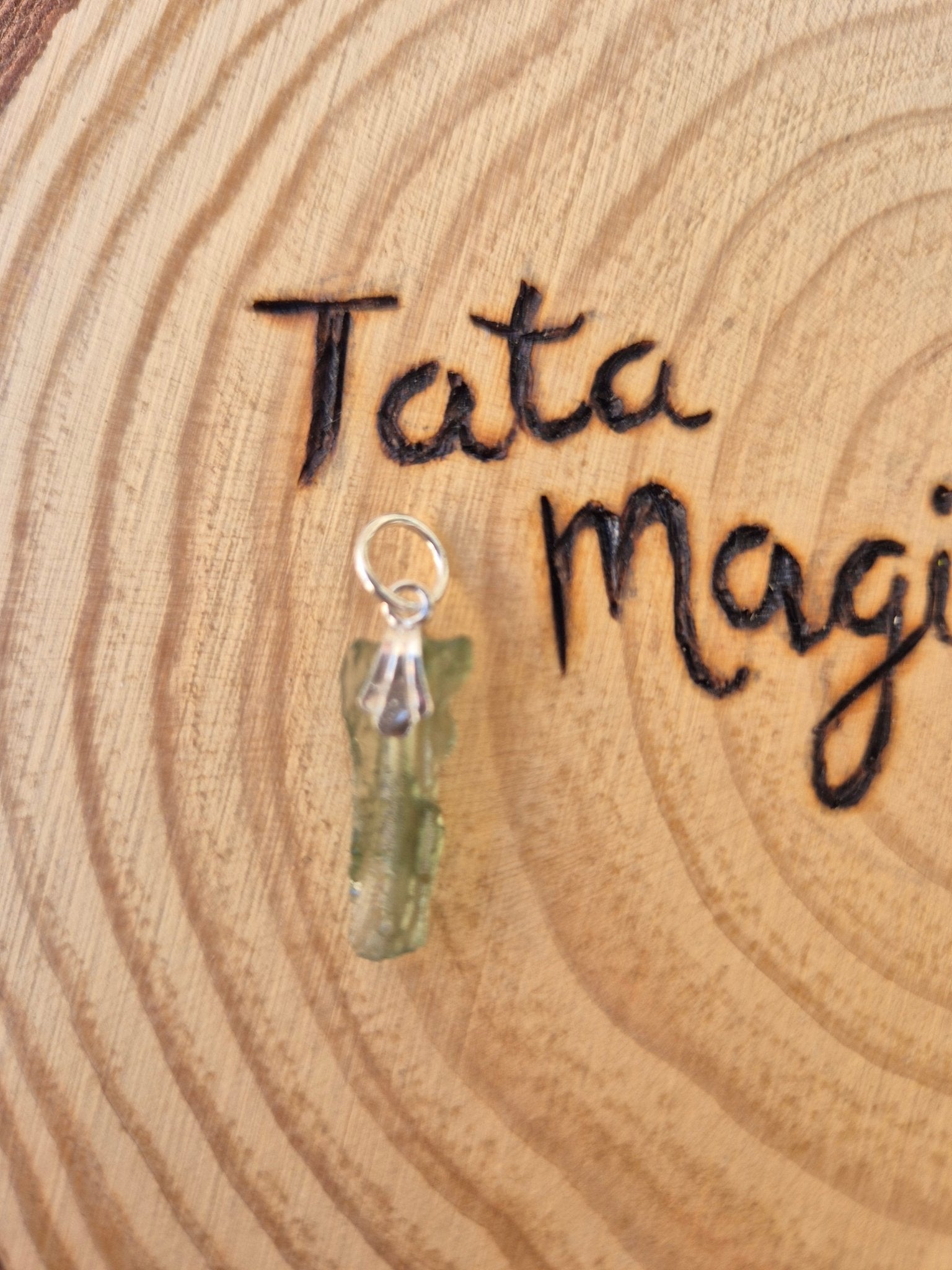 Moldavita - Piedra de Transformación y Conexión Cósmica con enganche de plata Tienda esotérica Málaga - La Tienda de Tata Magic: tienda Esotérica en Málaga